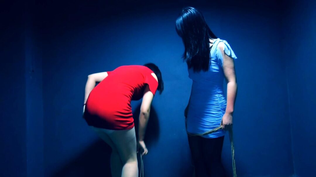 定拍转公映《绝境面试，血色圈套 》 上集 两个女大学生面试绳艺模特误入 被囚禁在地牢中-10