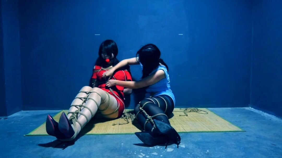 定拍转公映《绝境面试，血色圈套 》 上集 两个女大学生面试绳艺模特误入 被囚禁在地牢中-9