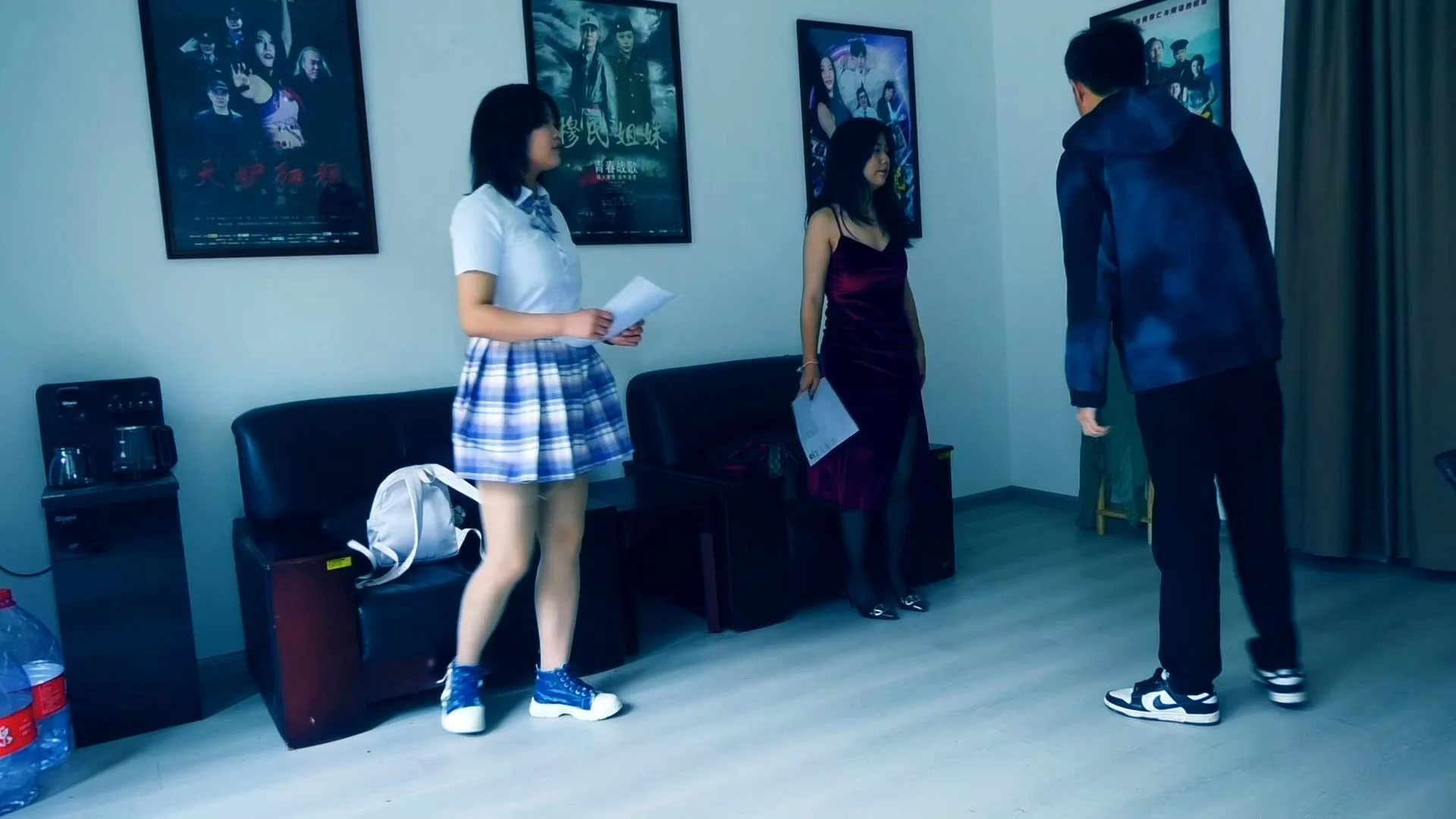 定拍转公映《绝境面试，血色圈套 》 上集 两个女大学生面试绳艺模特误入 被囚禁在地牢中-3
