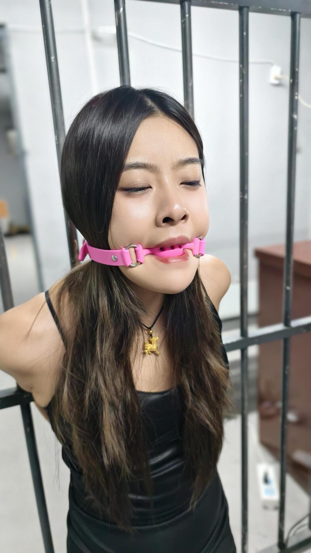 【忘忧社工作室】谍兰花(中) 白洁和刘若曦是岛国潜伏在A国的卧底, 在一次任务中白洁暴露被捕,审讯期间 白洁拒不承认自己的身份,被反铐吊起 来堵上口球,刘若曦正在办公室办公, 还不知道自己的搭档-4 【忘忧社工作室】谍兰花(中) 白洁和刘若曦是岛国潜伏在A国的卧底, 在一次任务中白洁暴露被捕,审讯期间 白洁拒不承认自己的身份,被反铐吊起 来堵上口球,刘若曦正在办公室办公, 还不知道自己的搭档-4