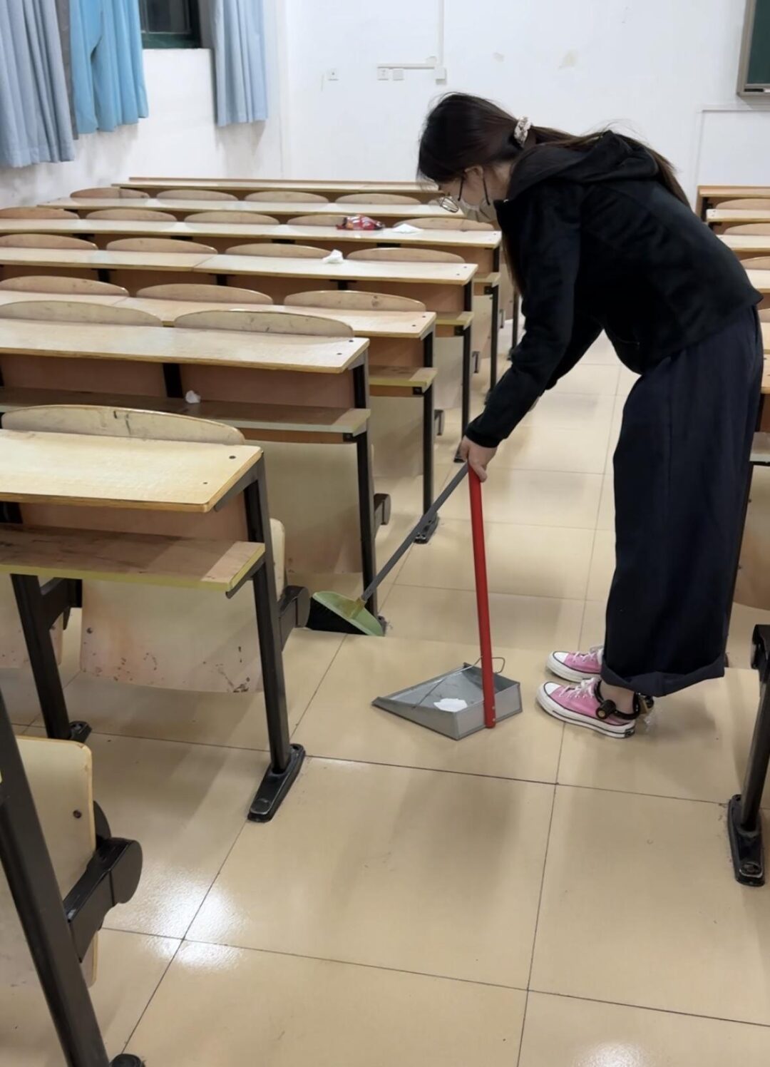 女大学生的宿舍镣铐-在教室戴脚镣-5