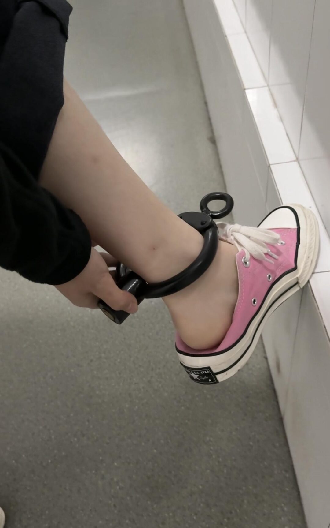 女大学生的宿舍镣铐-在教室戴脚镣-4