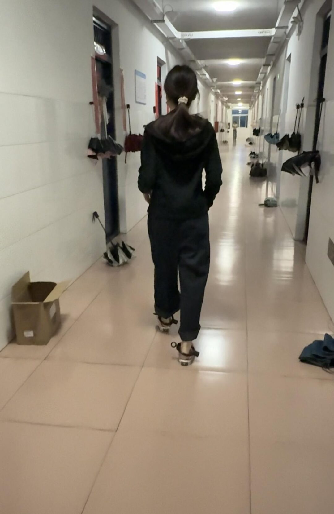 女大学生的宿舍镣铐-在教室戴脚镣-3