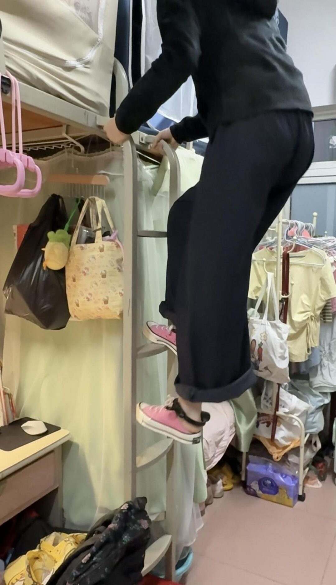 女大学生的宿舍镣铐-在教室戴脚镣-2