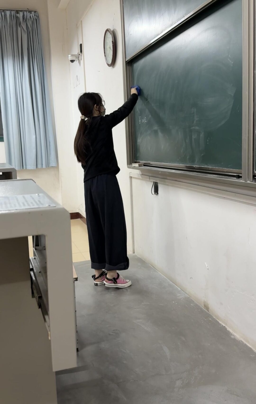 女大学生的宿舍镣铐-在教室戴脚镣-1