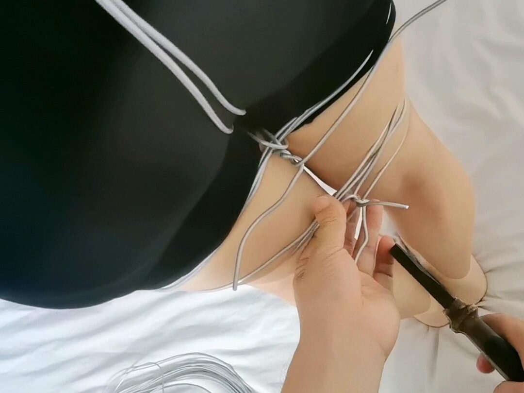 真实M严厉的铁丝捆绑惩罚调教，不锈钢扎带、铁丝五花大绑，铁丝股绳，丝袜脚、驷马紧缚挣扎-4
