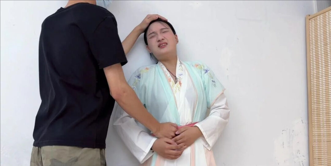 【拳击殴打】 全程被殴打小肚子 期间都被打吐水了-2