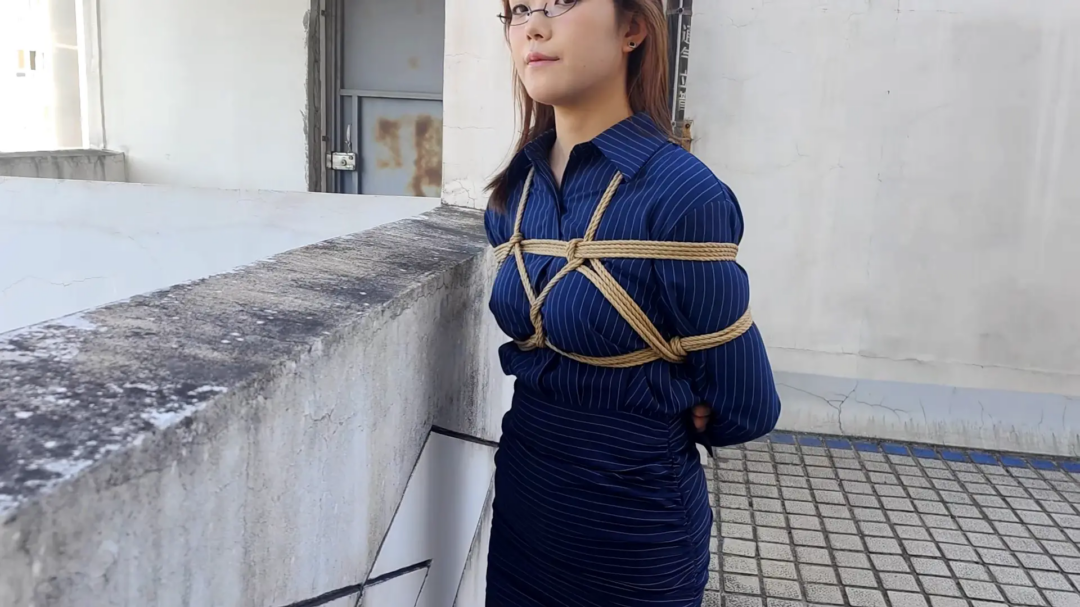 天台玩耍风太大，担心来人好害怕-7