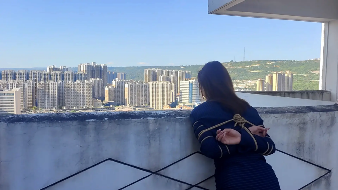 天台玩耍风太大，担心来人好害怕-6