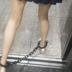 JK女大的镣铐日常 驷马打脚心，全程戴5斤重镣外出