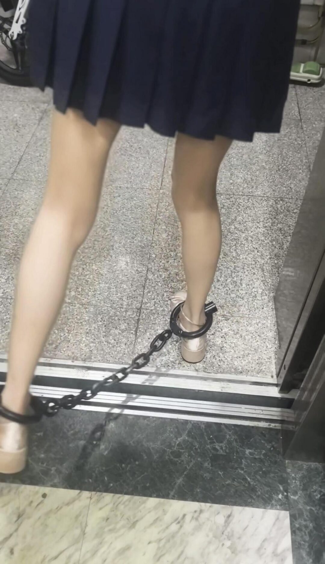 JK女大的镣铐日常 驷马打脚心，全程戴5斤重镣外出-1