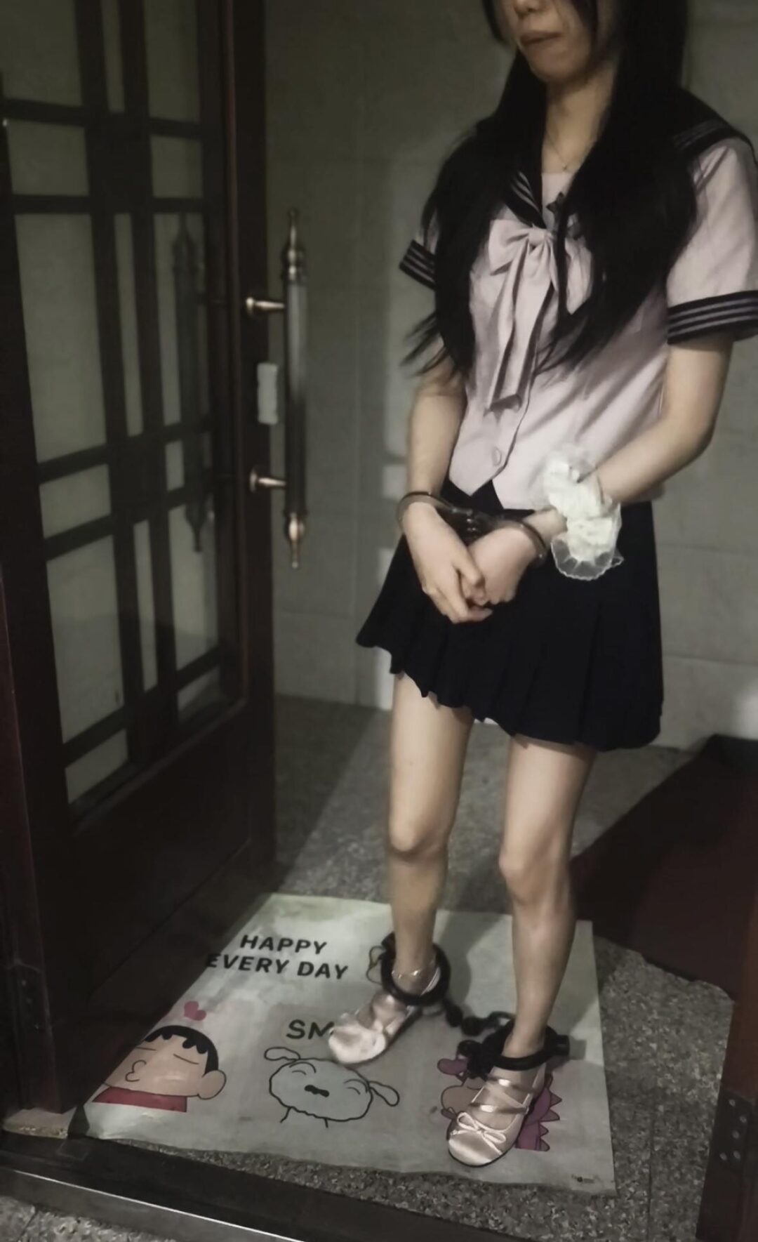 JK女大的镣铐日常 驷马打脚心，全程戴5斤重镣外出-2