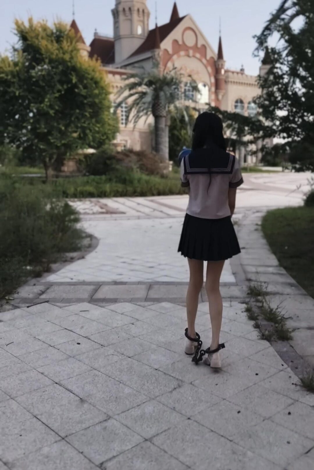 JK女大的镣铐日常 驷马打脚心，全程戴5斤重镣外出-3