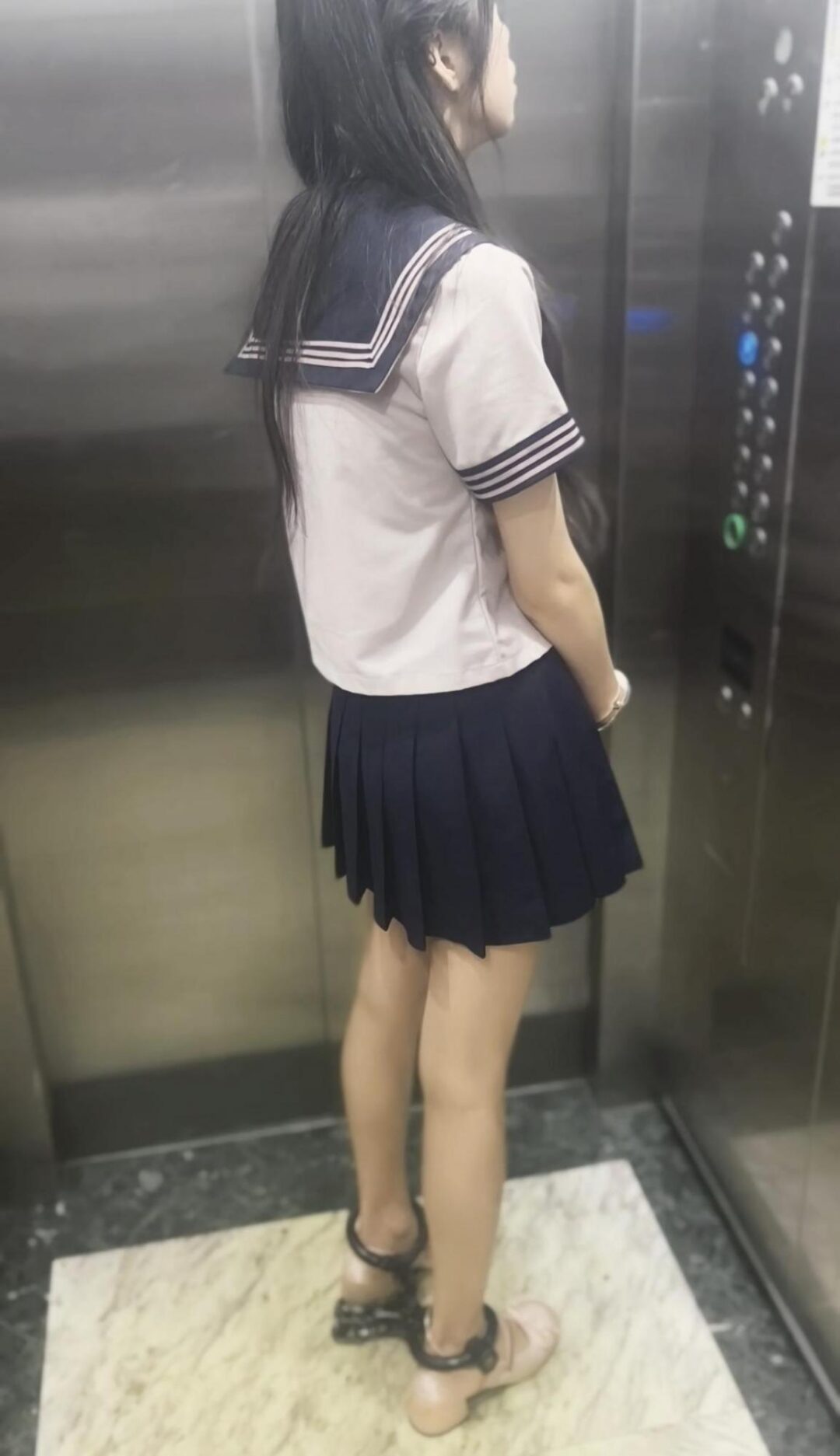 JK女大的镣铐日常 驷马打脚心，全程戴5斤重镣外出-5