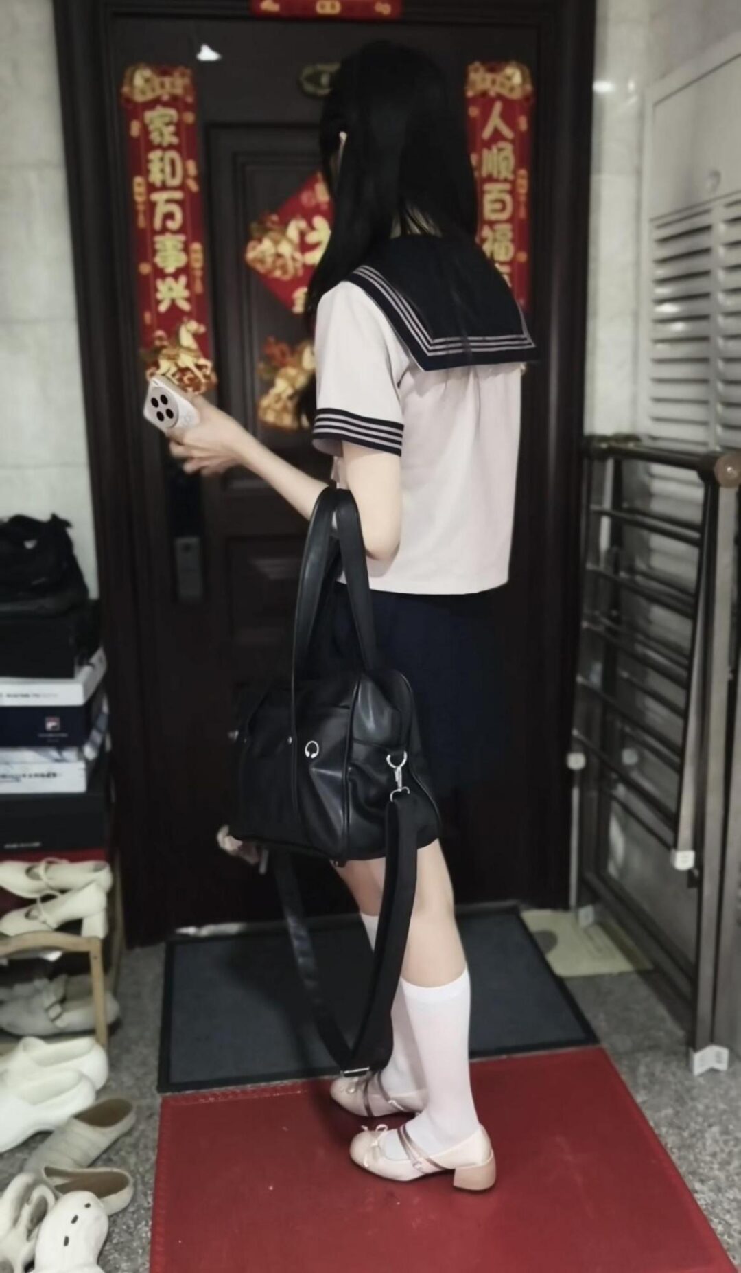 JK女大的镣铐日常 驷马打脚心，全程戴5斤重镣外出-6