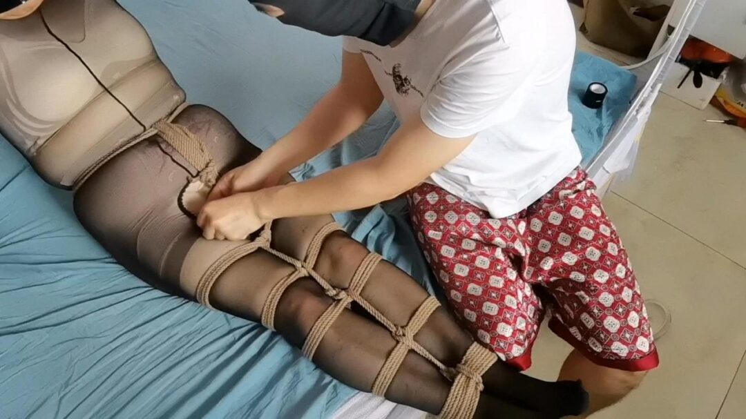 全身黑丝蒙眼封嘴全包控限制呼吸，电击到抽搐，拼命挣扎疼得呜呜叫-4