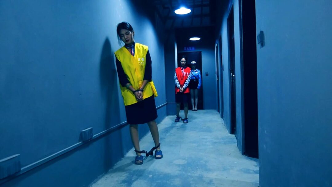 定拍转公映《空中囚徒之空姐末路》中集 李梅和张琴由于犯罪情节特别恶劣被判死刑上死镣在死囚牢等待执行-9