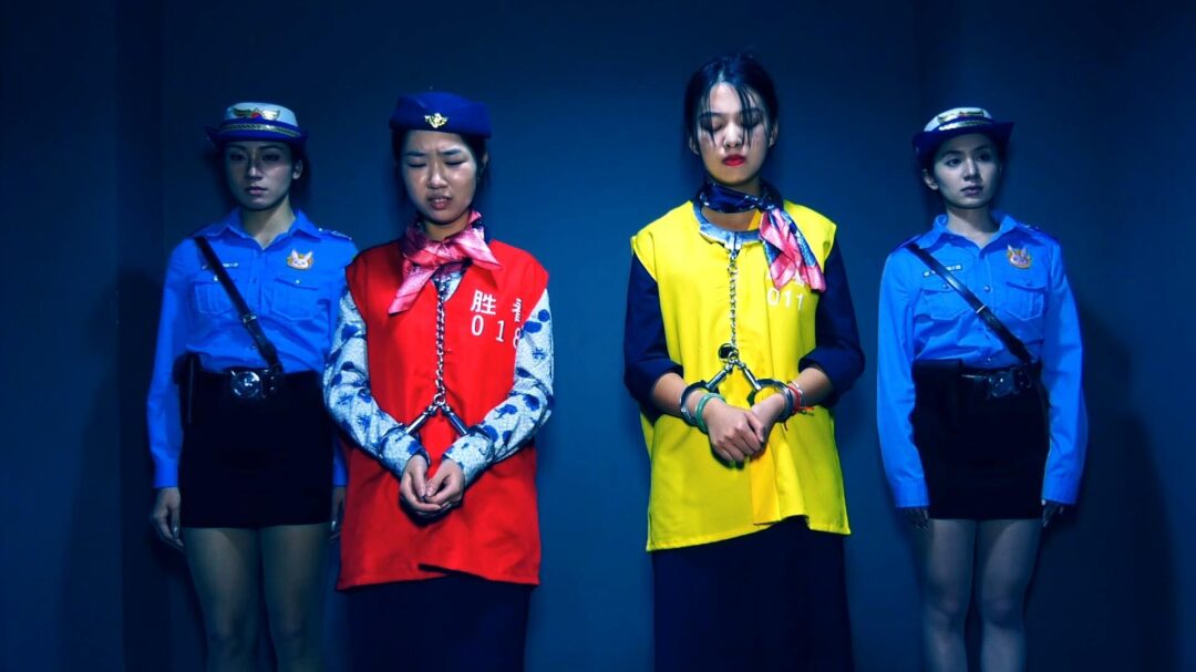 定拍转公映《空中囚徒之空姐末路》中集 李梅和张琴由于犯罪情节特别恶劣被判死刑上死镣在死囚牢等待执行-5