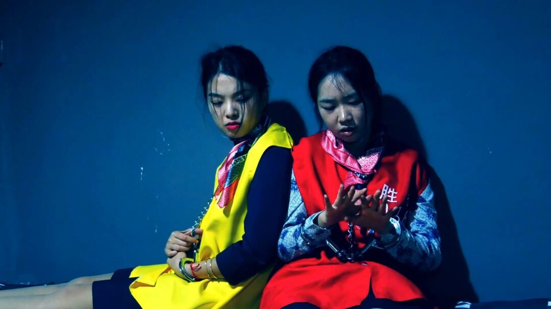定拍转公映《空中囚徒之空姐末路》中集 李梅和张琴由于犯罪情节特别恶劣被判死刑上死镣在死囚牢等待执行-2