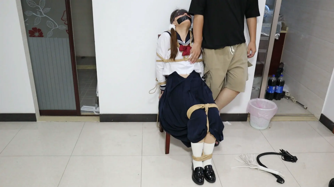 【荷仙素人实记】椅子缚捆绑玩素人女生4号 两种梆姿，水手服少女鞭打凌辱，语言羞辱，玩具挑逗，害怕的惊叫连连，全程挣扎委屈想求饶却被堵住嘴说不出来话-4