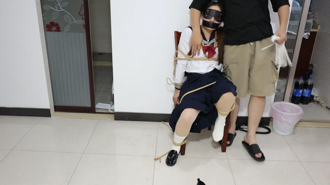 【荷仙素人实记】椅子缚捆绑玩素人女生4号 两种梆姿，水手服少女鞭打凌辱，语言羞辱，玩具挑逗，害怕的惊叫连连，全程挣扎委屈想求饶却被堵住嘴说不出来话-1
