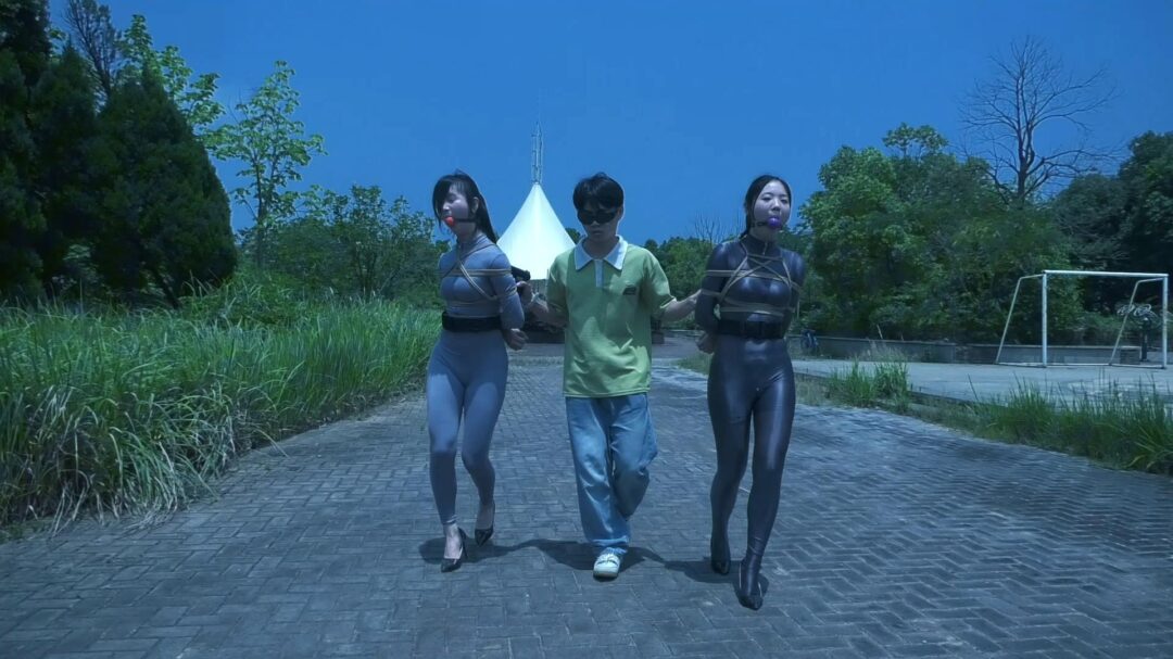定拍转公映《特工历险记》上集 三名女特工潜伏匪徒基地收集证据不料被匪徒抓获在地牢遭受折磨-9