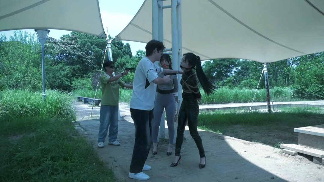 定拍转公映《特工历险记》上集 三名女特工潜伏匪徒基地收集证据不料被匪徒抓获在地牢遭受折磨-3