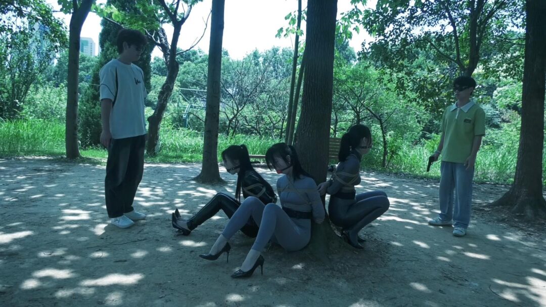定拍转公映《特工历险记》上集 三名女特工潜伏匪徒基地收集证据不料被匪徒抓获在地牢遭受折磨-2