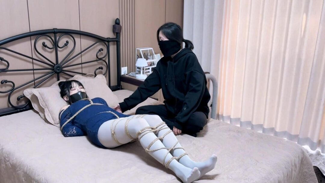 king的合集《超丰满熟女——曼妮合集01》所有画面高清修复 身材丰满 演技卖力的熟女曼妮 被捆绑成女奴直播贩卖 被自己的女仆肆意玩弄 被别人肆意收养被迫玩过家家~-8