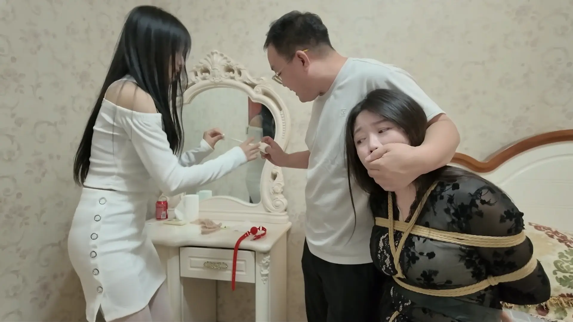 《尤物收藏夹·玩KB游戏被妈妈发现了怎么办？》【母慈女孝】【捂嘴闷绝】【丝足TK】【丰臀鞭打】-5