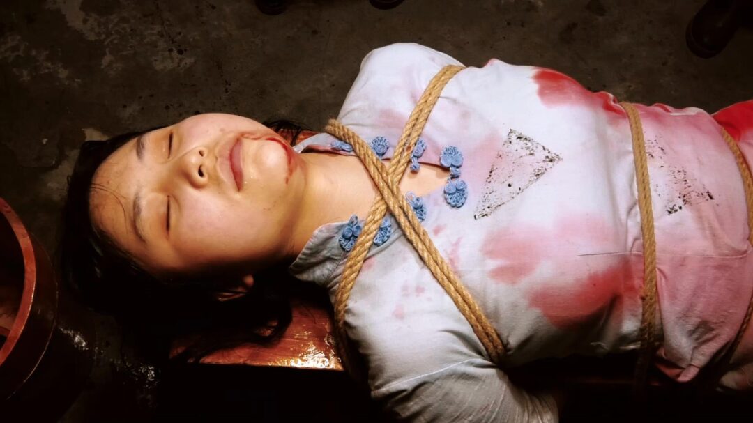 定拍转公映《喋血交通站》上集 女交通员在获取情报时被军统女特务抓获在刑房遭遇非人的酷刑折磨依旧坚贞不屈