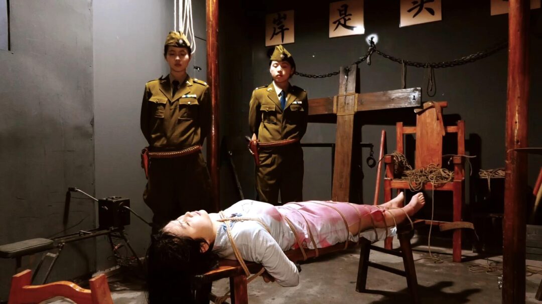 定拍转公映《喋血交通站》上集 女交通员在获取情报时被军统女特务抓获在刑房遭遇非人的酷刑折磨依旧坚贞不屈