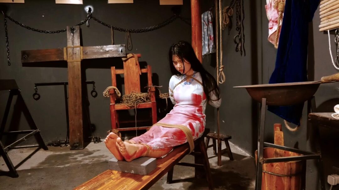 定拍转公映《喋血交通站》上集 女交通员在获取情报时被军统女特务抓获在刑房遭遇非人的酷刑折磨依旧坚贞不屈