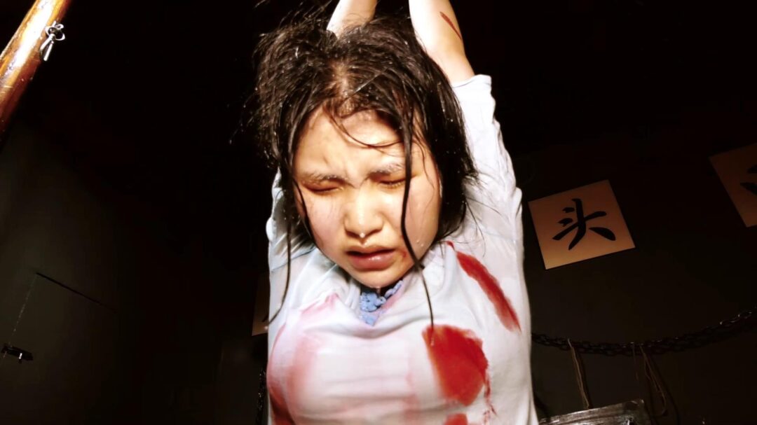 定拍转公映《喋血交通站》上集 女交通员在获取情报时被军统女特务抓获在刑房遭遇非人的酷刑折磨依旧坚贞不屈