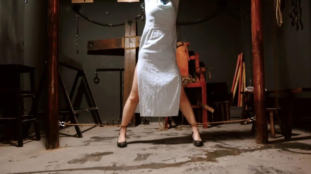 定拍转公映《喋血交通站》上集 女交通员在获取情报时被军统女特务抓获在刑房遭遇非人的酷刑折磨依旧坚贞不屈