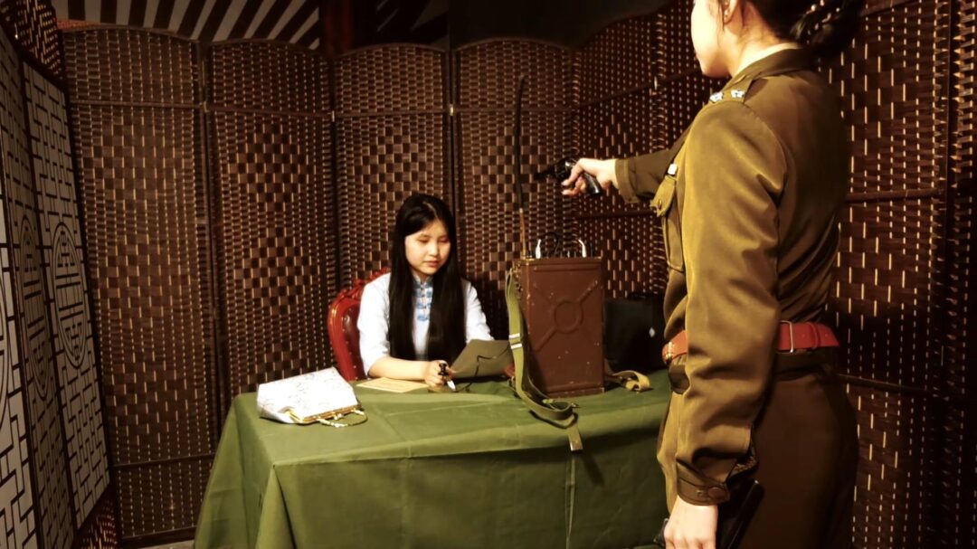 定拍转公映《喋血交通站》上集 女交通员在获取情报时被军统女特务抓获在刑房遭遇非人的酷刑折磨依旧坚贞不屈