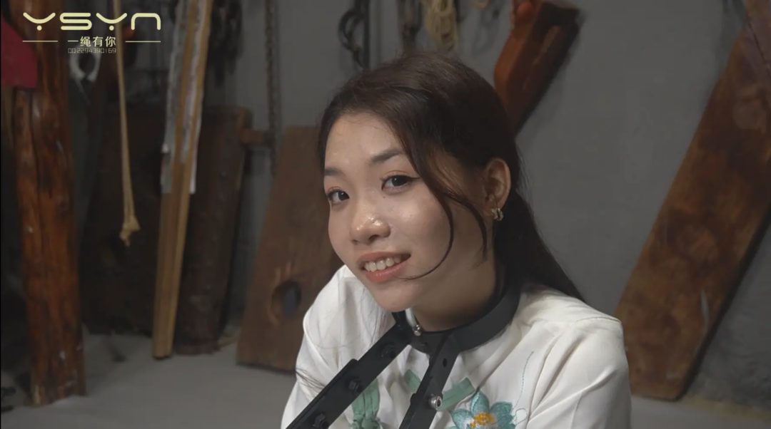 【风雨囚生】示威游行女孩被捕后被拷在十字架上鞭打诱惑不从驷马高高吊起金属架紧固刷挠脚心-11