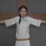 【风雨囚生】示威游行女孩被捕后被拷在十字架上鞭打诱惑不从驷马高高吊起金属架紧固刷挠脚心