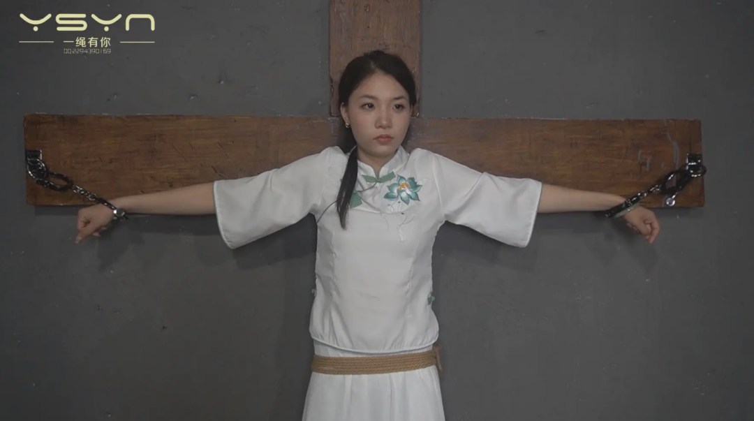 【风雨囚生】示威游行女孩被捕后被拷在十字架上鞭打诱惑不从驷马高高吊起金属架紧固刷挠脚心-2