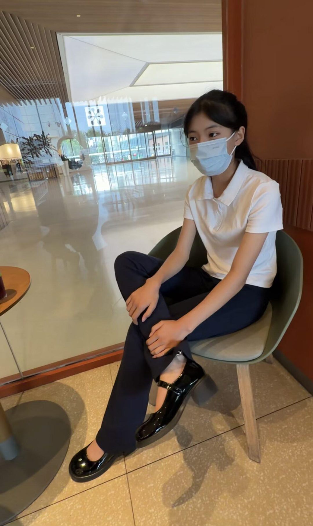 18岁女高的脚铐周末日记-裤脚下的秘密-4