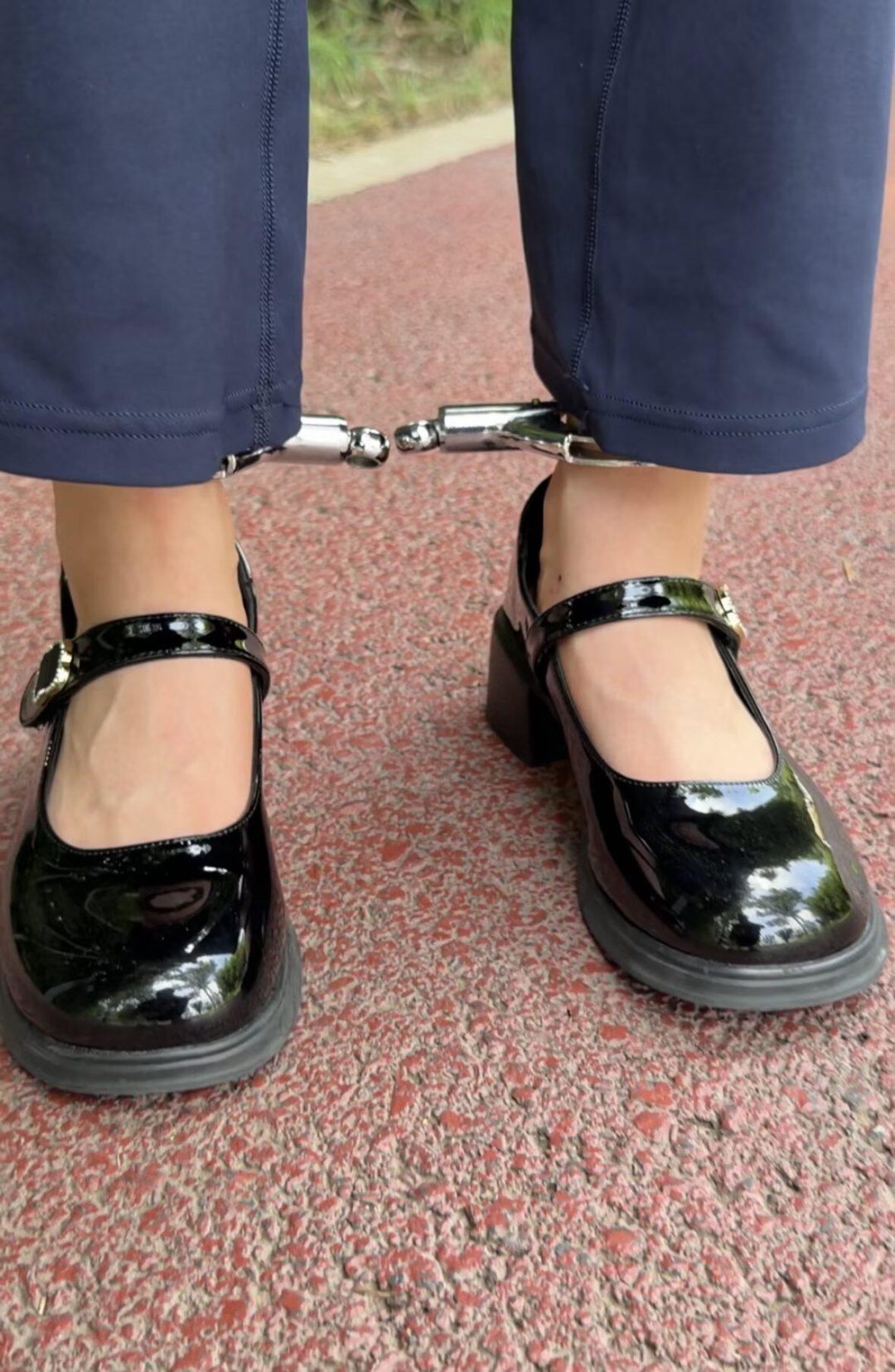 18岁女高的脚铐周末日记-裤脚下的秘密-1