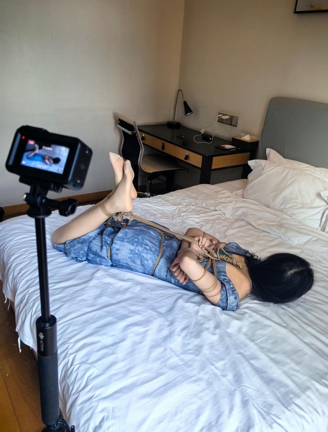 新模女大学生菲菲体验绳缚