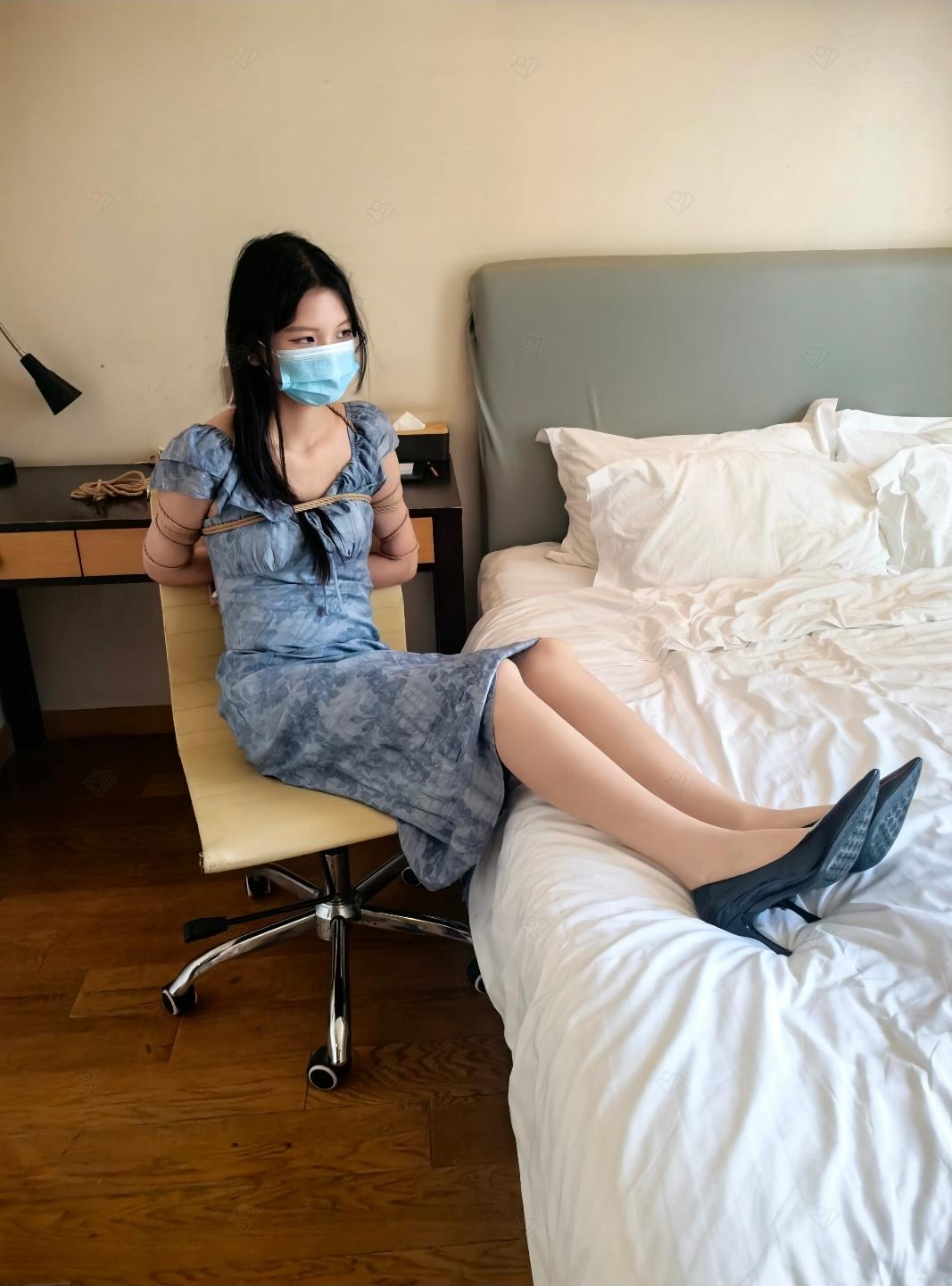 新模女大学生菲菲体验绳缚