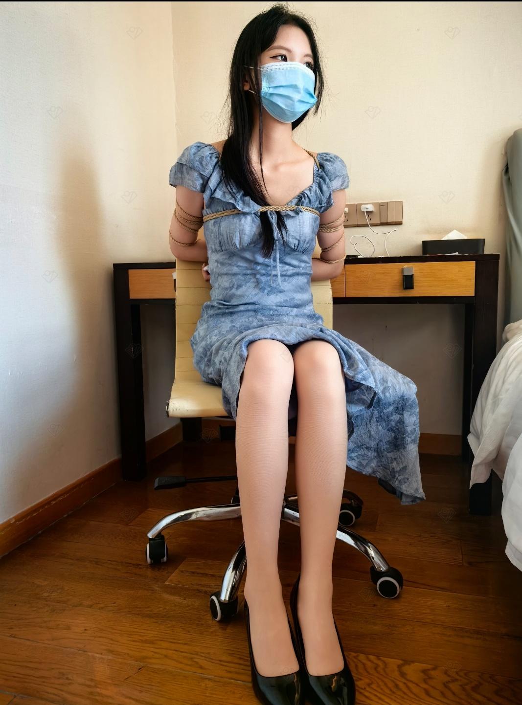 新模女大学生菲菲体验绳缚
