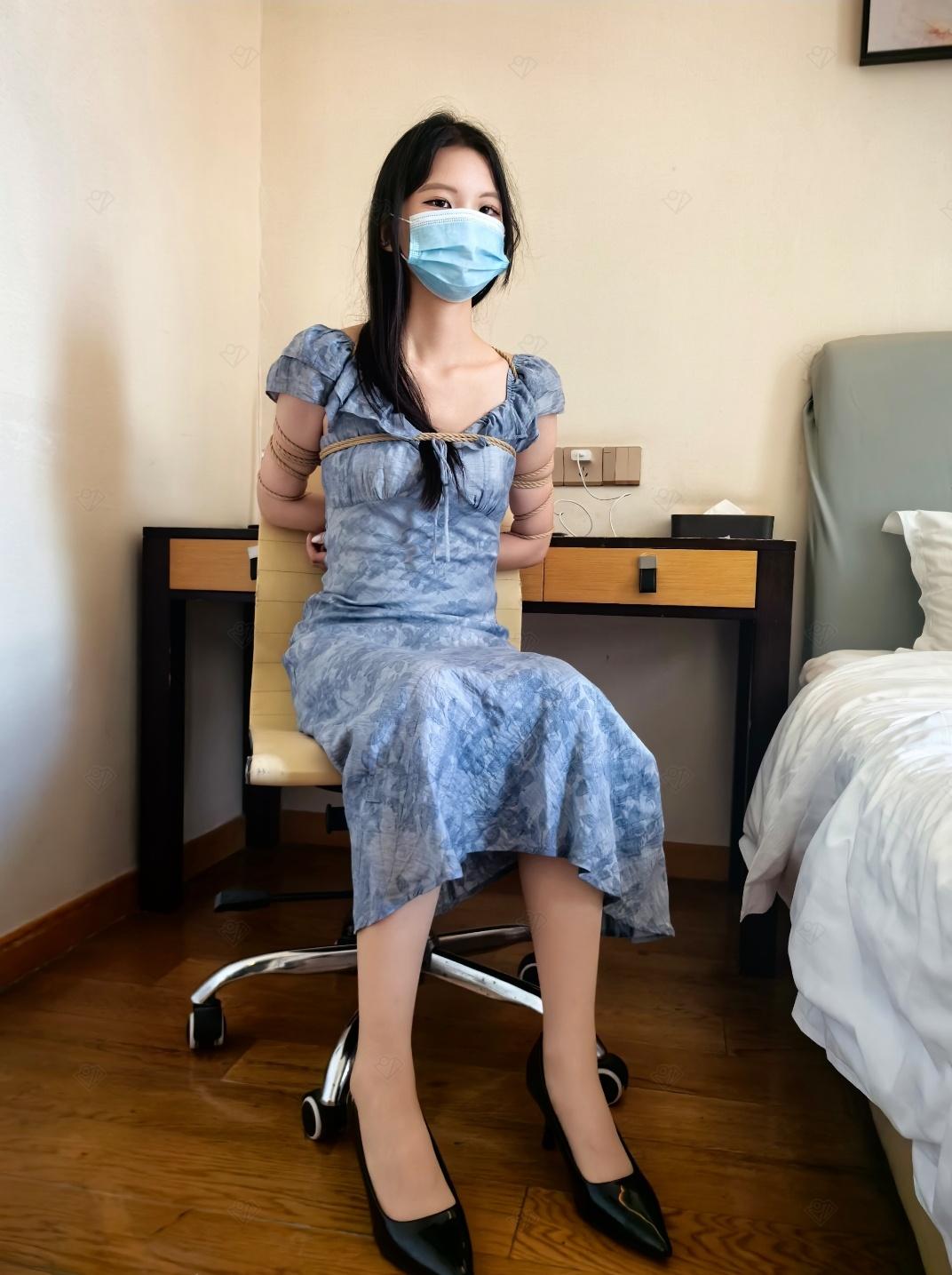 新模女大学生菲菲体验绳缚
