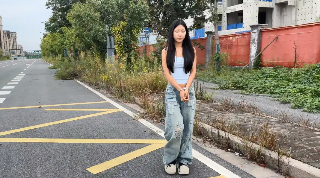 东隅映像室 小姑娘户外玩耍全是人-5