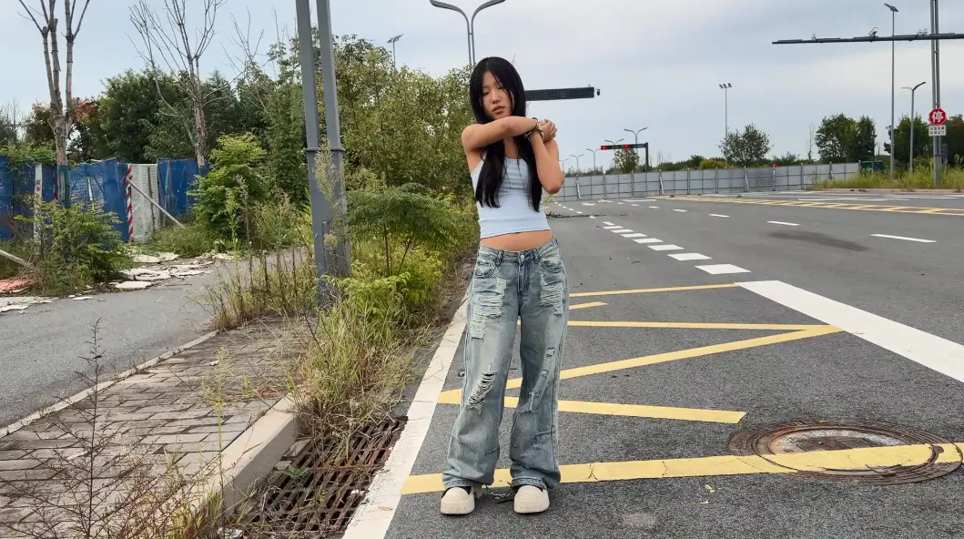 东隅映像室 小姑娘户外玩耍全是人-3