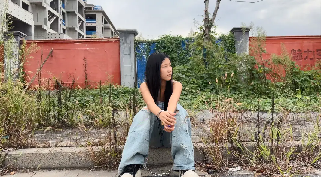 东隅映像室 小姑娘户外玩耍全是人-2