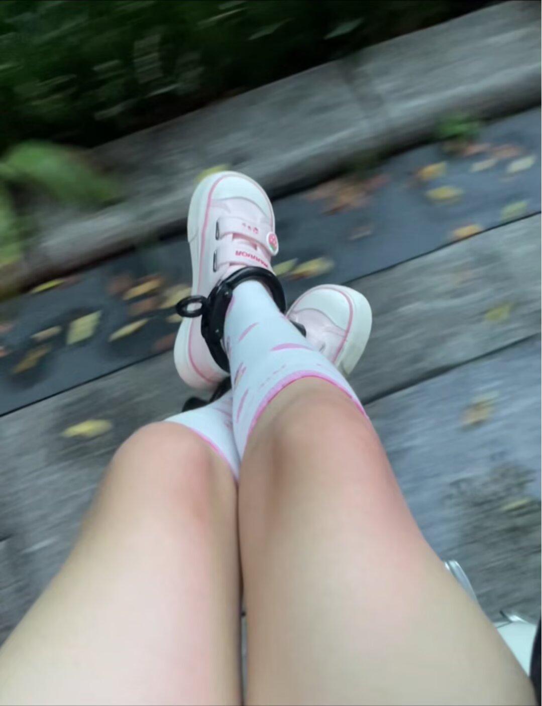 女儿服妹子的脚镣vlog-戴镣外出遛狗-2