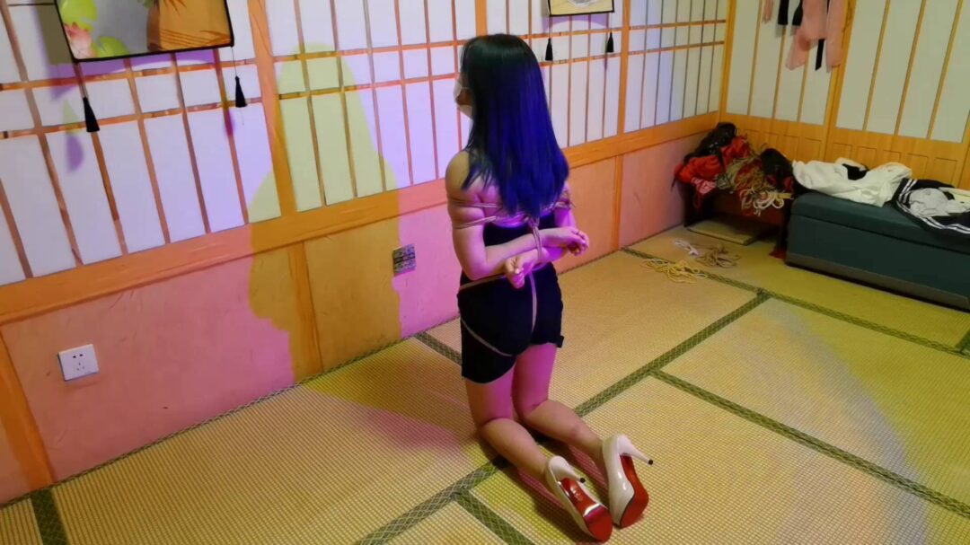 王倩倩初体验五花大绑-2